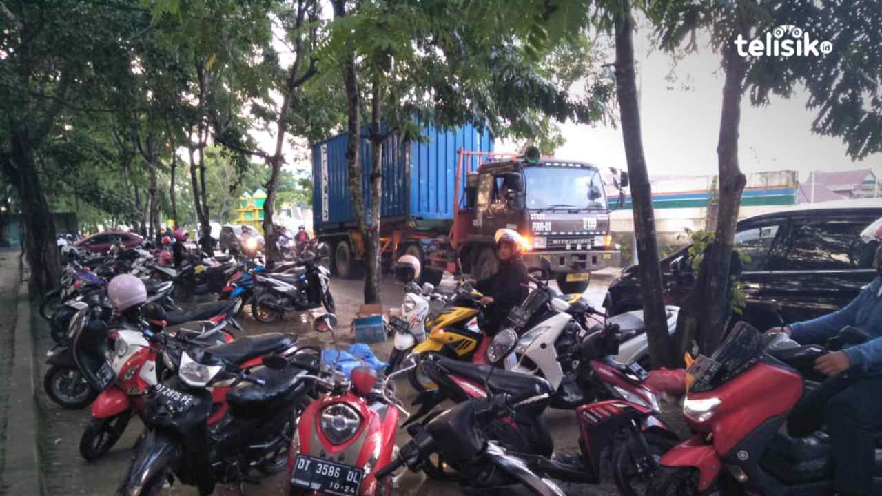 Kontainer Lawan Arah Sebabkan Macet Total Hingga Nyaris Bentrok