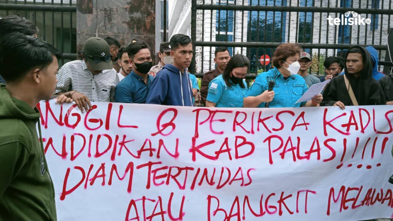 Massa Desak Kejaksaan Tinggi Sumatera Utara Periksa Kepala Dinas Pendidikan