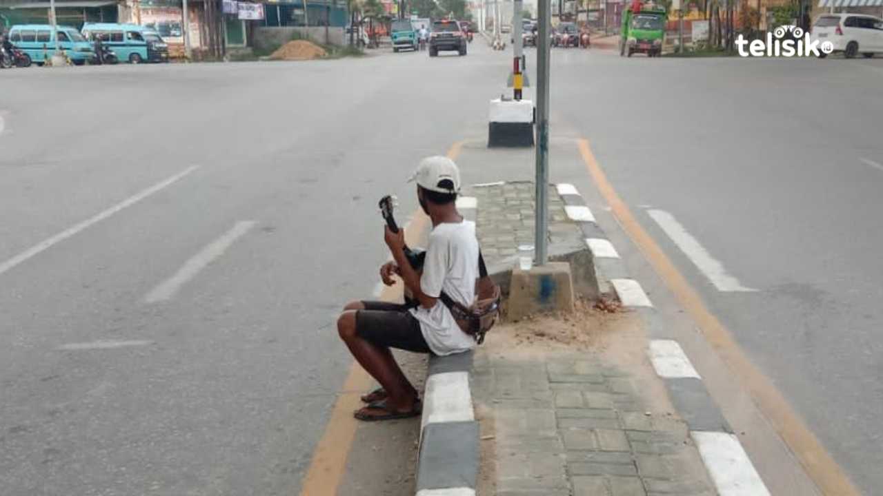 Putus Sekolah, Pria Ini Terpaksa jadi Pengamen