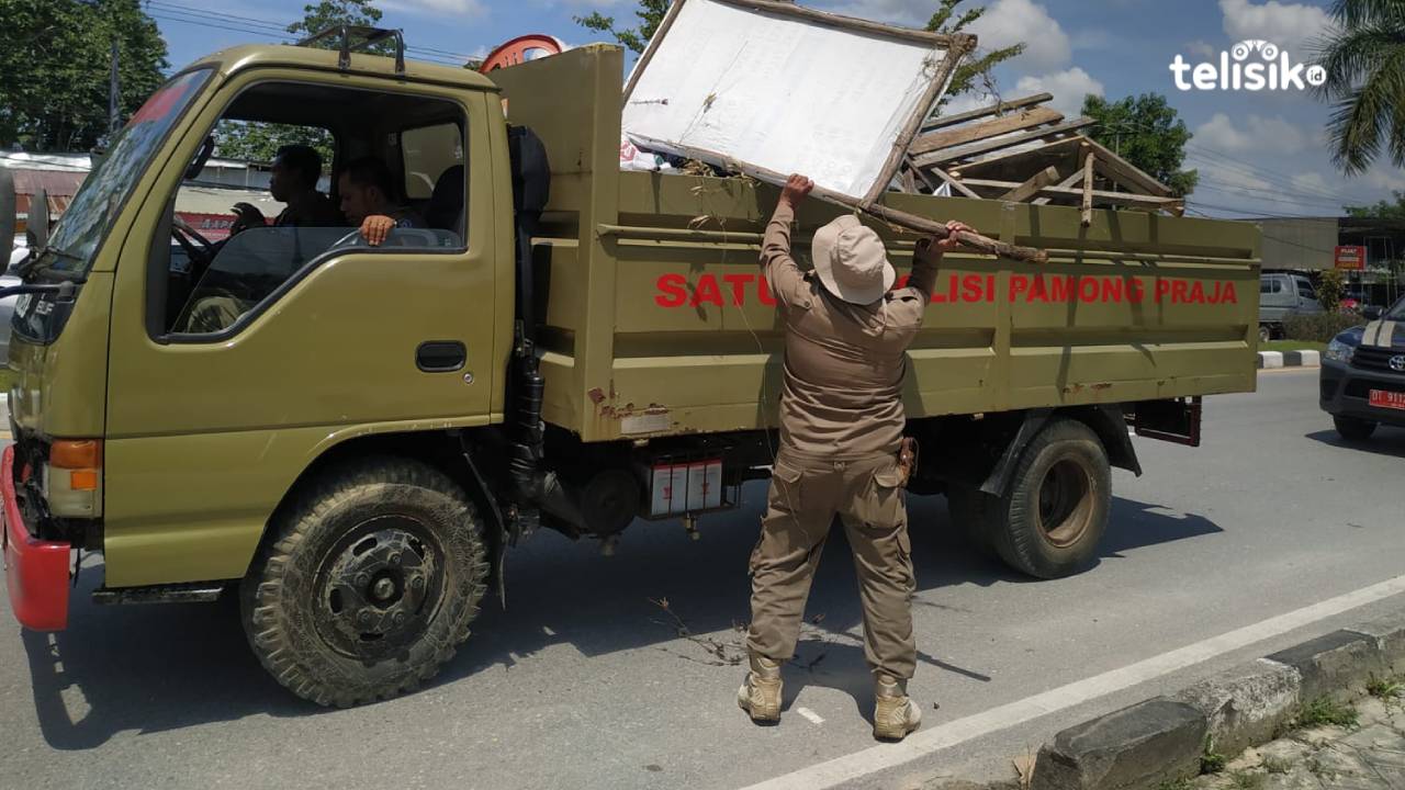 Satpol PP Kendari Tegaskan Baliho Ilegal Bukan Prioritas Penertiban
