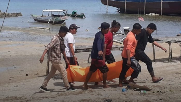 Sosok Mayat Pria Ditemukan Terapung di Dermaga Kayu