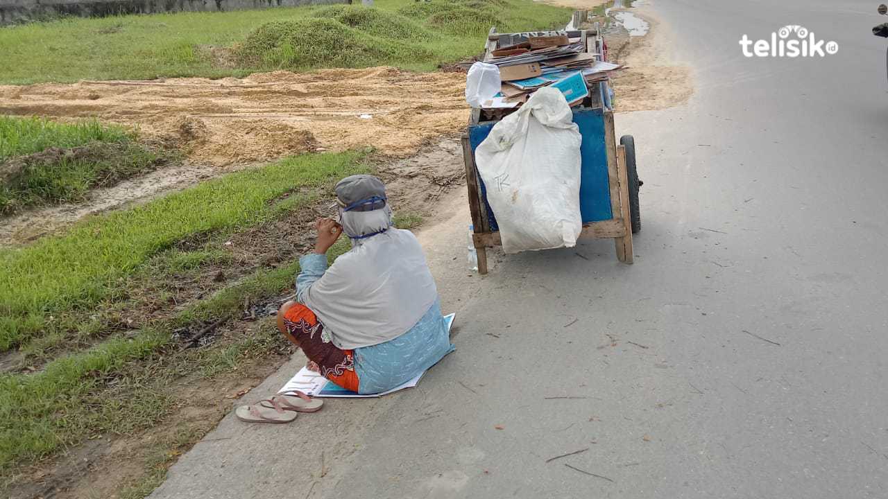 Suami Sakit Paru-Paru, Istri jadi Tulang Punggung Keluarga Sebagai Pemulung