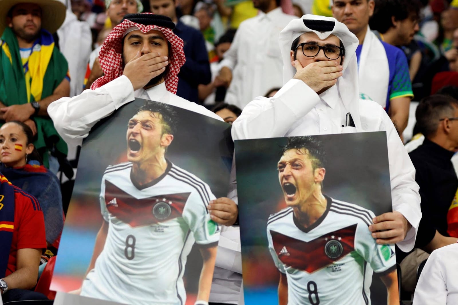 Suporter Bersorban Bawa Poster Mesut Ozil Tirukan Pose Tutup Mulut Jerman