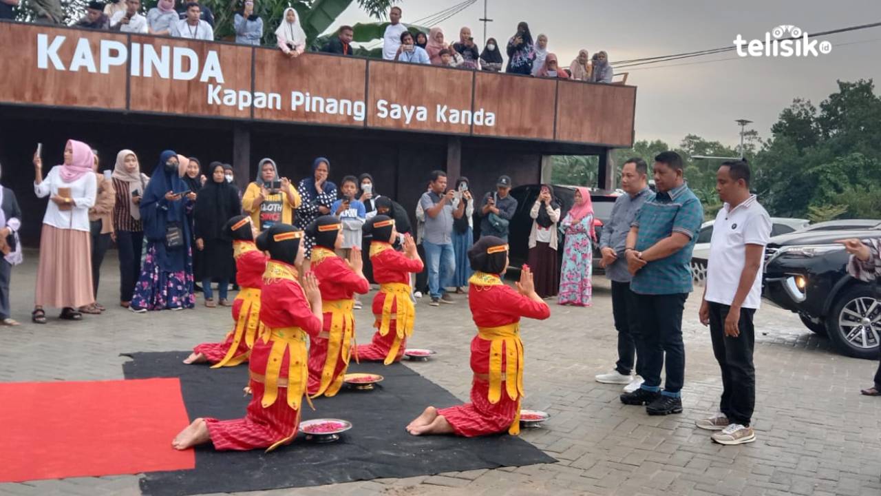 Tari Mondotambe di Peresmian Kedai Ratu Alam