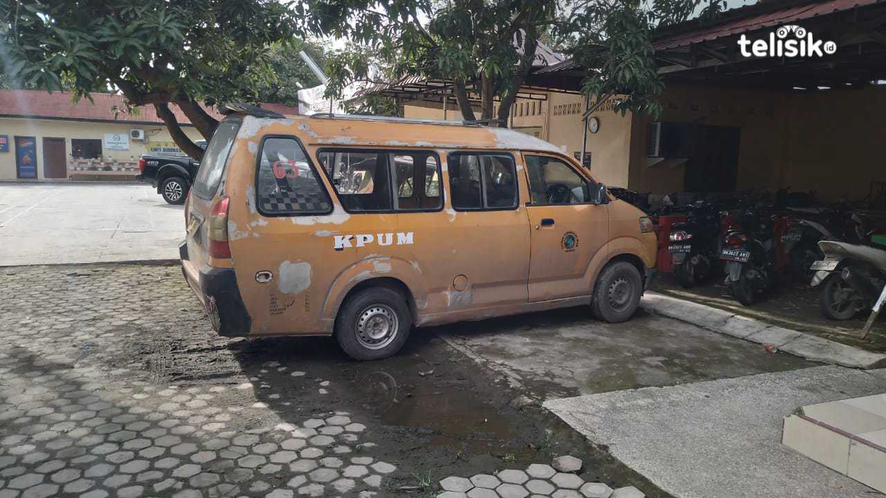 Terobos Lampu Merah, Sopir Angkot Tabrak Pengendara Sepeda Motor