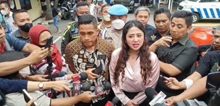 Tiga Fakta Alasan Dewi Perssik Polisikan Haters