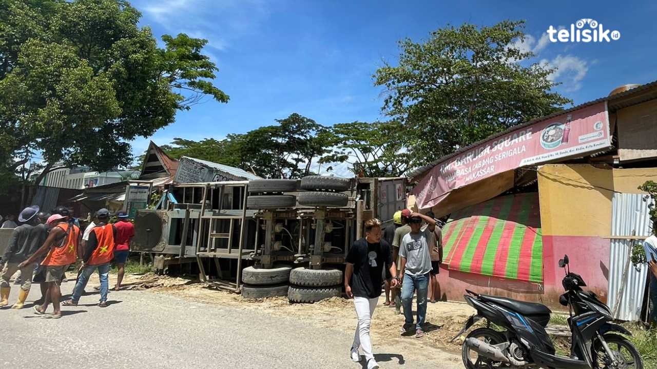 Truk Kontainer Terbalik Timpa Rumah Warga