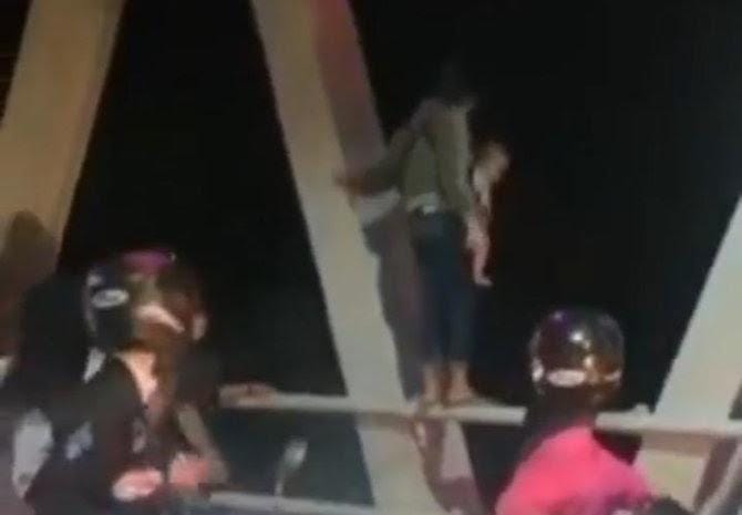 Viral: Ibu Gendong Balita Nyaris Lompat dari Jembatan, Aksi Penyelamatan Bikin Tegang