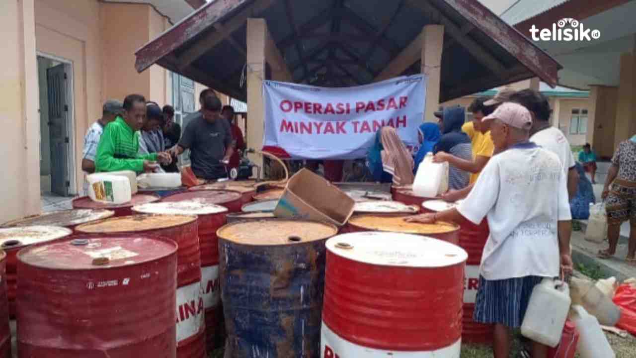Warga Manggarai Serbu Operasi Pasar Minyak Tanah yang Kian Langka