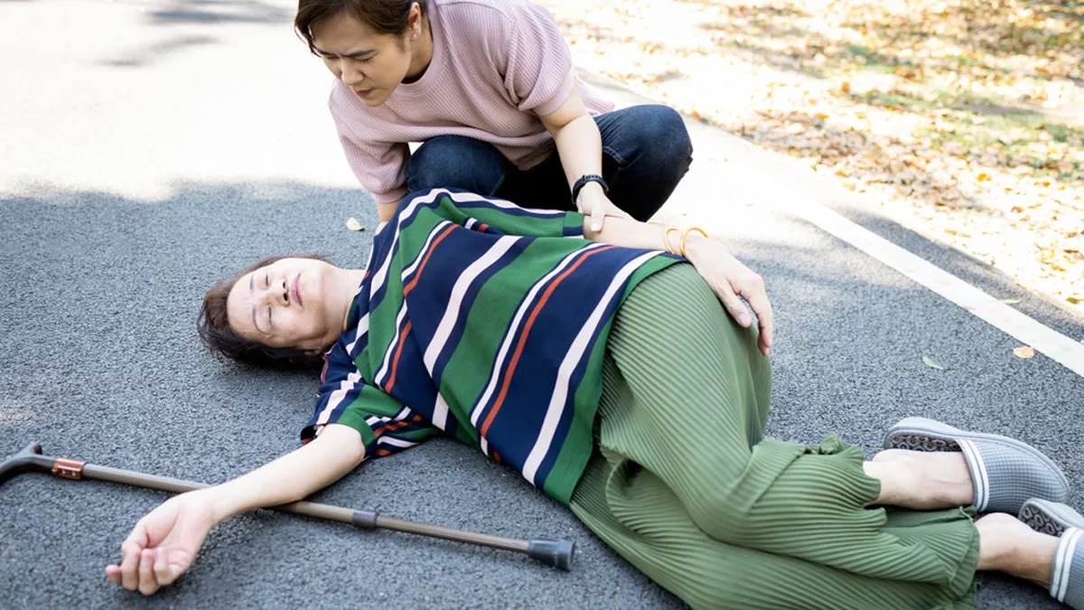 4 Langkah Pertolongan Pertama pada Orang Pingsan