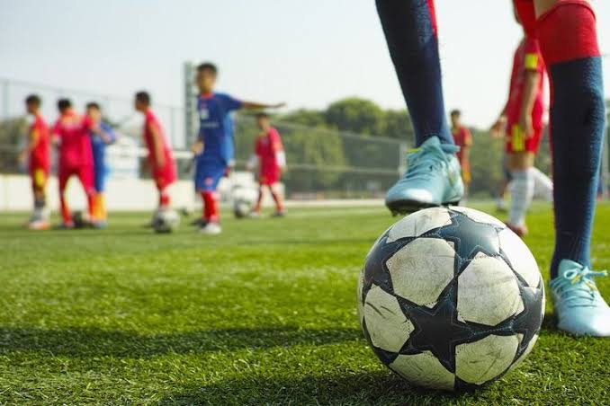 6 Manfaat Bermain Sepak Bola untuk Anak