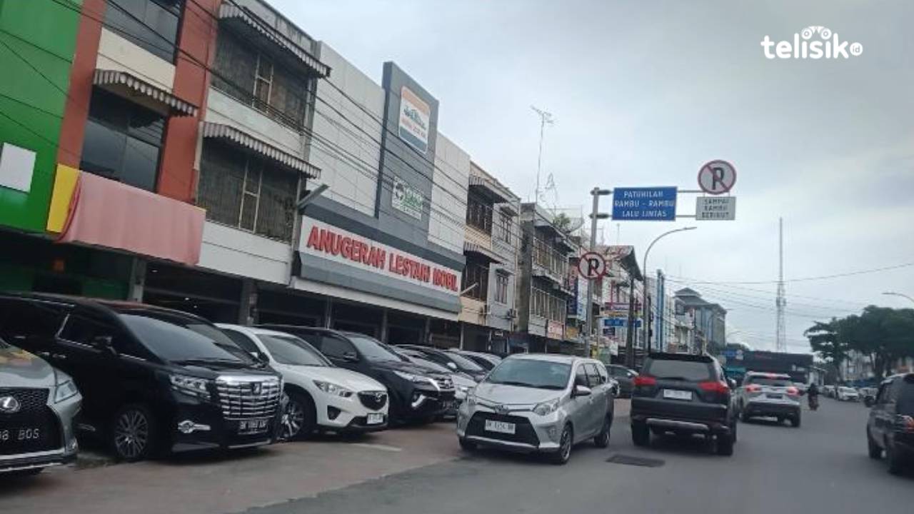 Aparat Diminta Beri Efek Jera ke Pengusaha Jual-Beli Mobil yang Parkir Sembarangan