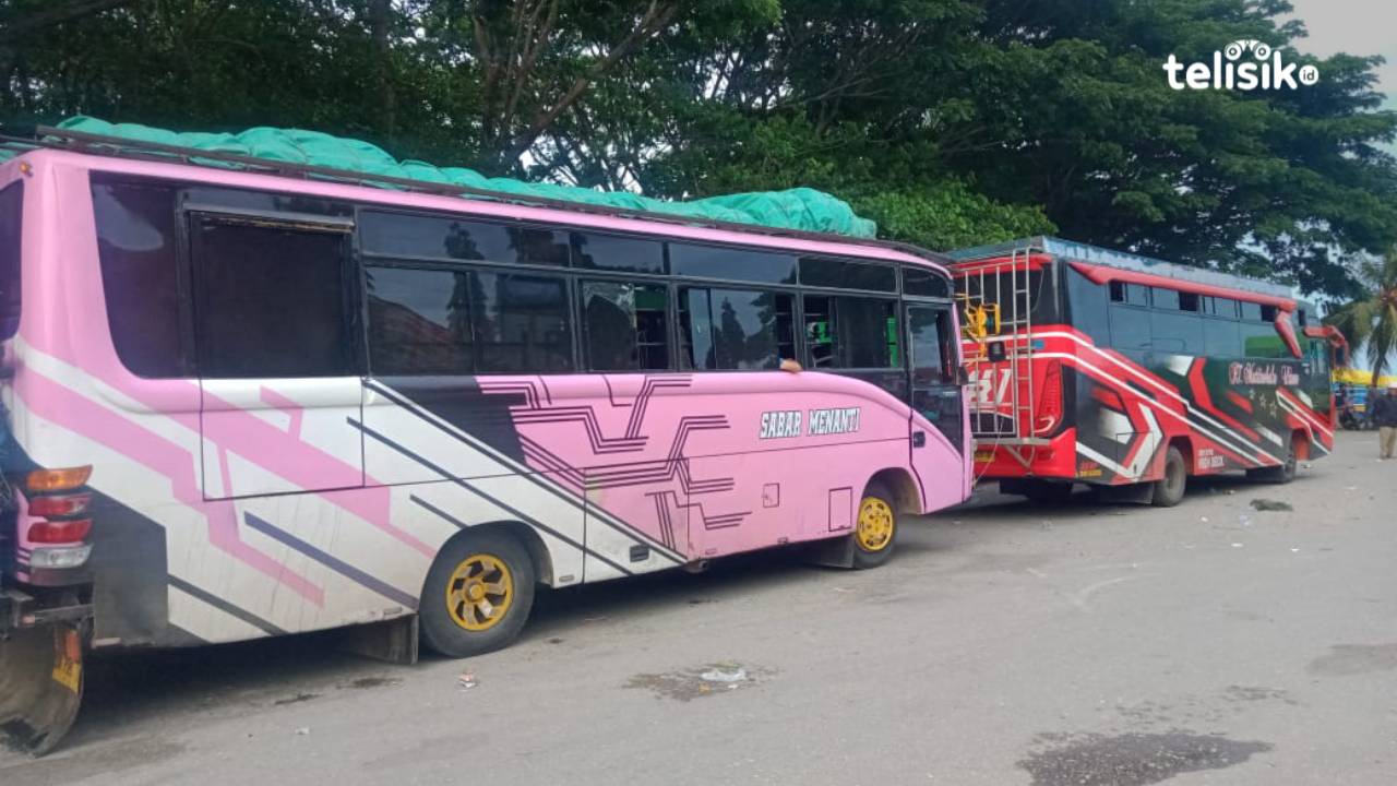 Belasan Truk dan Bus Penumpang Tertahan di Pelabuhan Penyeberangan Tobaku