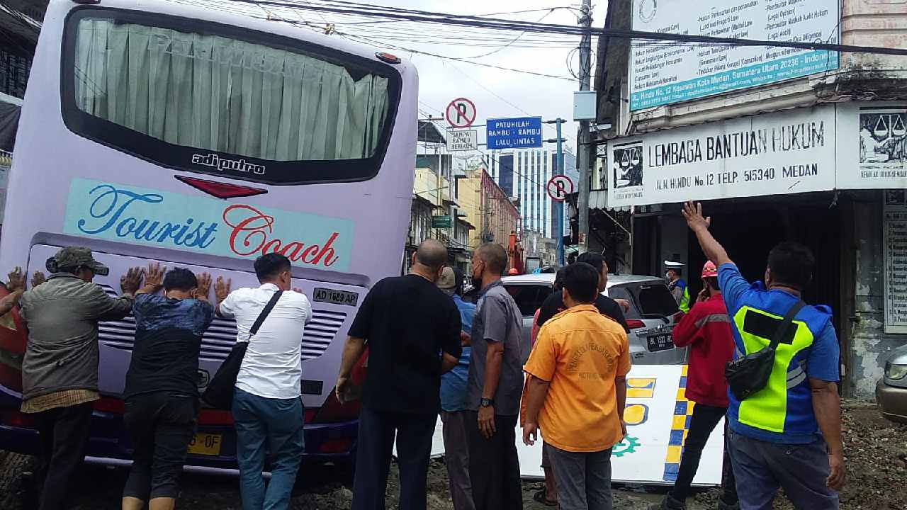 Bus Pariwisata Terperosok Dalam Lubang Proyek Kementerian PUPR di Kota Medan