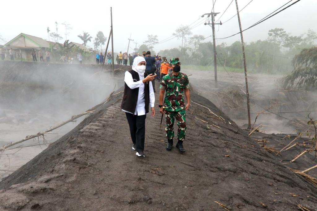 Gubernur Khofifah Turun ke Lokasi Erupsi Semeru
