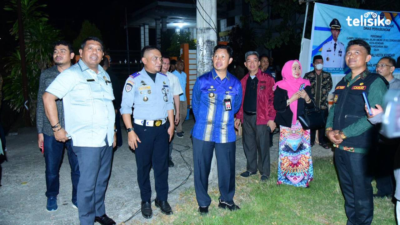 Jelang Pergantian Tahun, Pemkot Kendari Pasang 90 Lampu Jalan Lengan Ganda