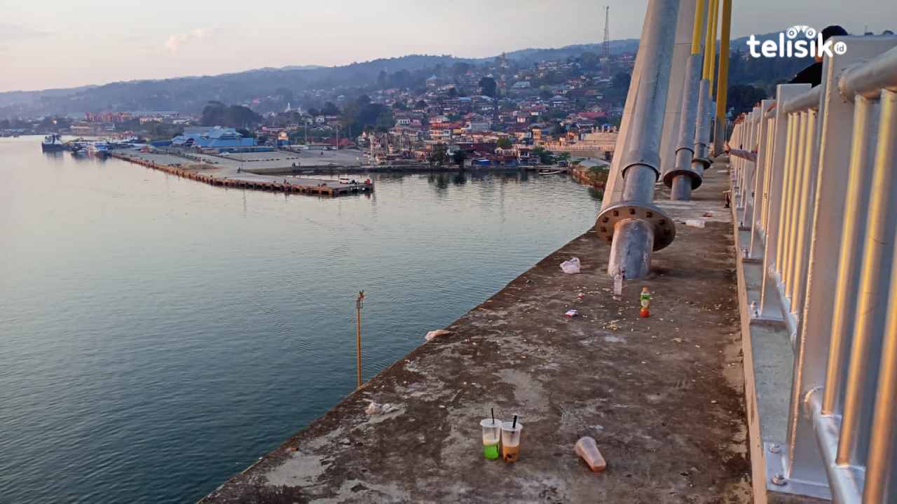 Jembatan Teluk Kendari Mulai Dikelilingi Sampah