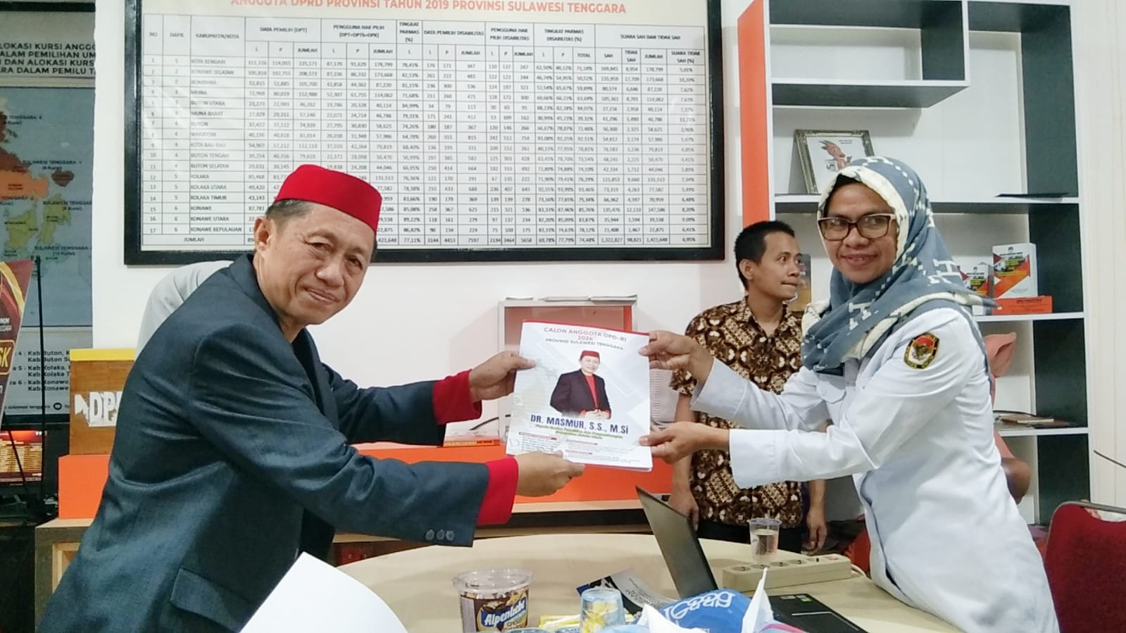 Kepala Balitbang Kolaka Utara Serahkan Syarat Dukungan Bakal Calon Anggota DPD RI