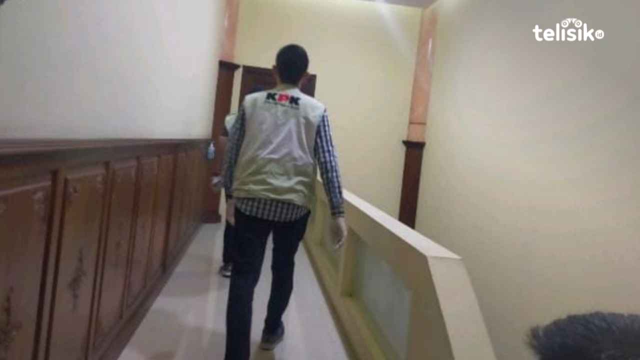 KPK Bongkar Segel Ruangan Sahat di DPRD Jawa Timur