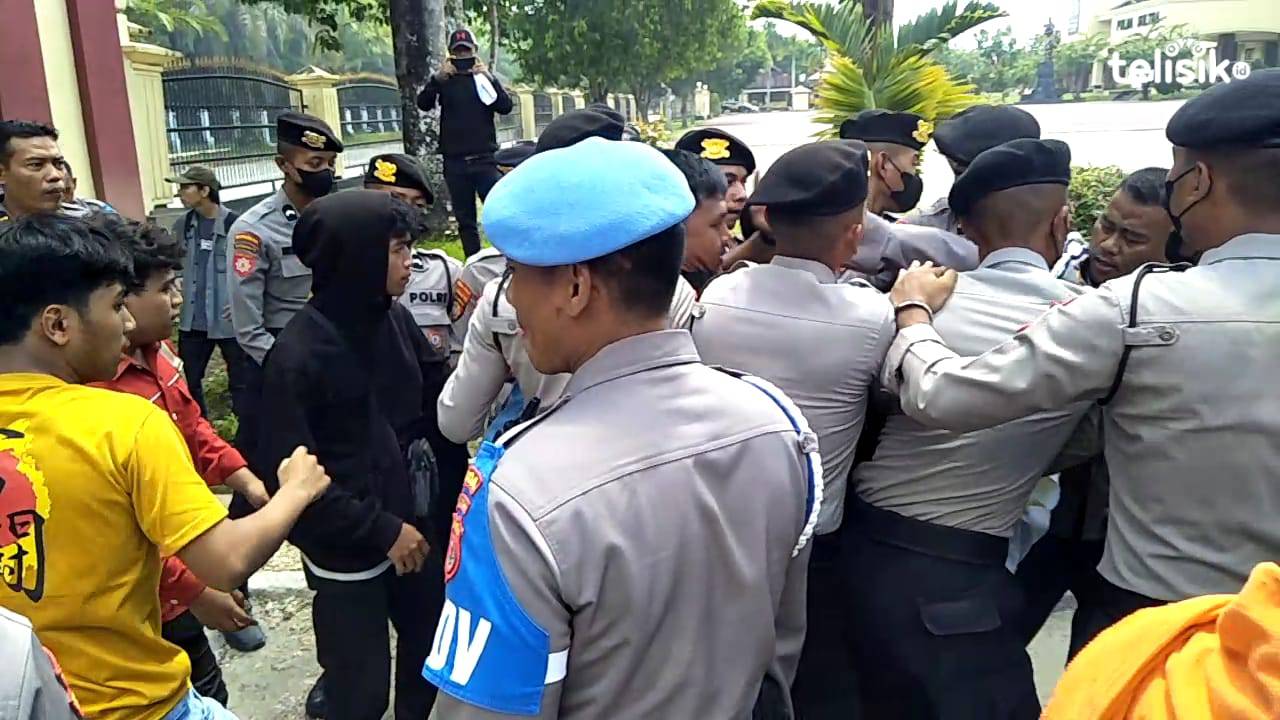 Massa Bentrok dengan Polisi Soal Kasus PT Mandala Jayakarta