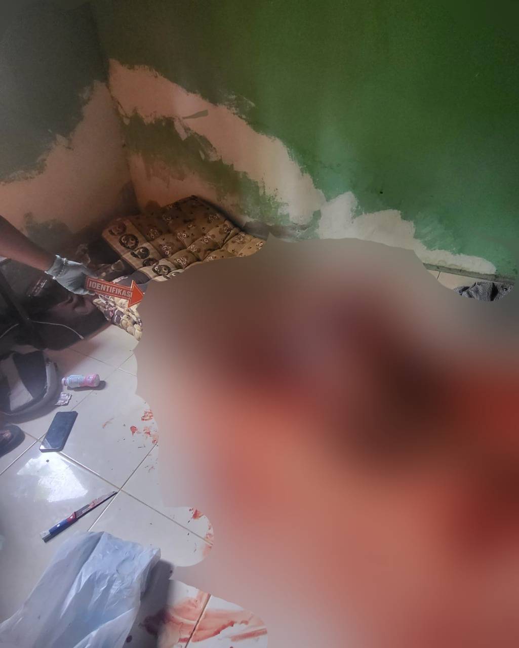 Mayat Bersimbah Darah Ditemukan di Kamar Kos