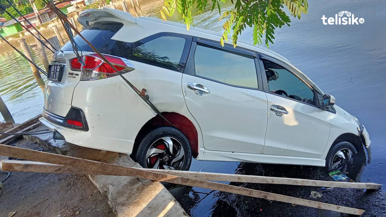 Mobil di Baubau Terjun Bebas di Muara Sungai