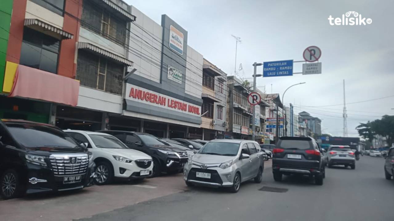 Pengusaha Jual-Beli Mobil Dinilai Rampas Hak Pejalan Kaki dengan Parkir di Trotoar dan Bahu Jalan