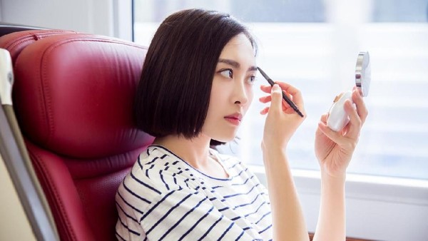 Pilih Lipstik atau Pensil Alis?