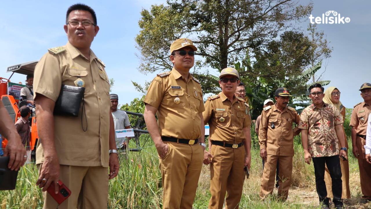 Pj Bupati Kolaka Utara Serahkan 2 Unit Alat Pertanian Pasca Panen