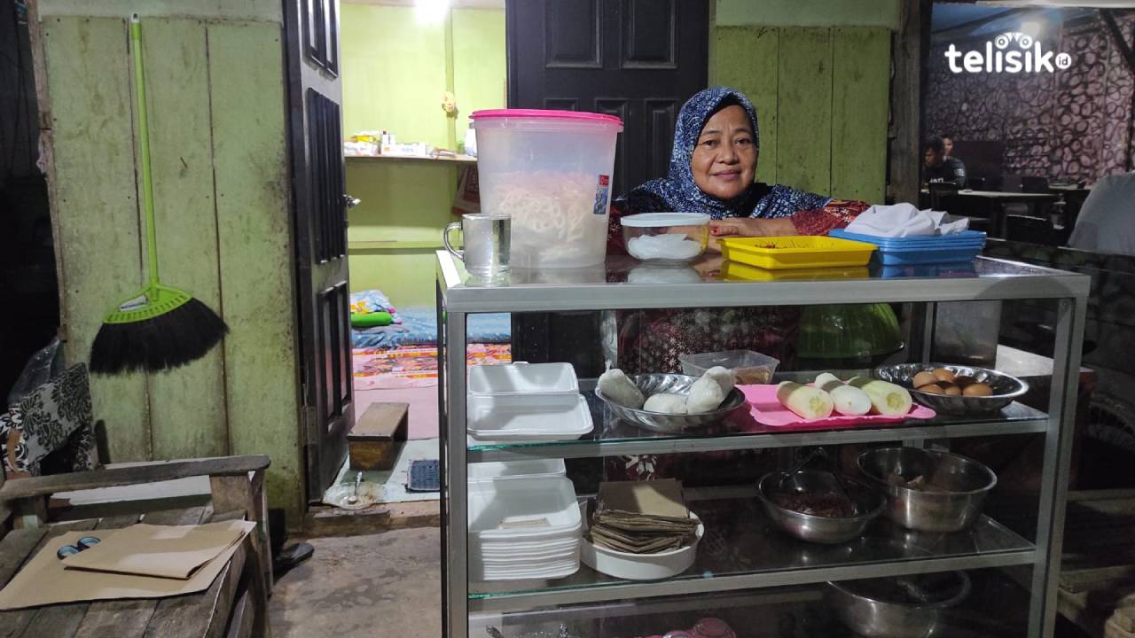 Rela Jualan Gado-Gado hingga Malam demi Impian Naik Haji