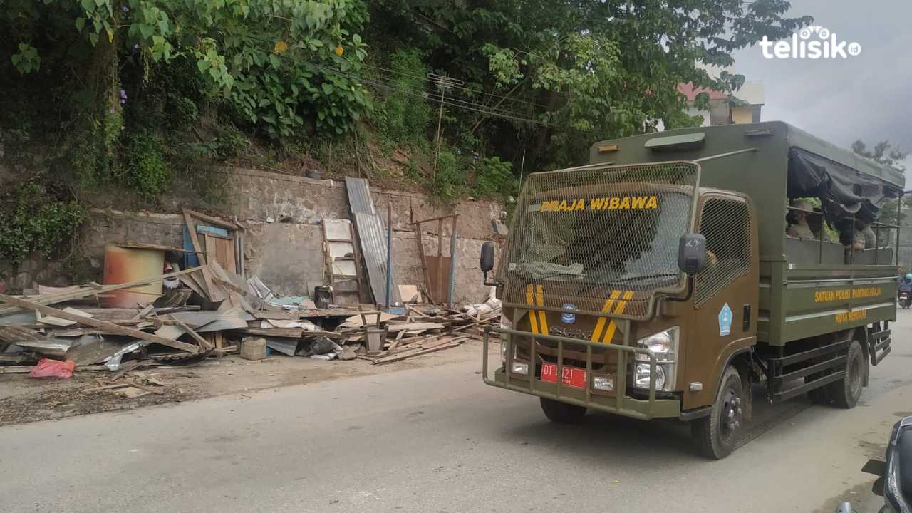 Satpol PP Bersih-bersih PKL Termasuk Area Pasar Basah Mandonga Terancam