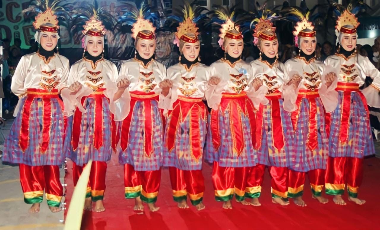 Tarian Lulo Laskar Sastra UHO Raih Juara I Lomba Tari Kreasi  
