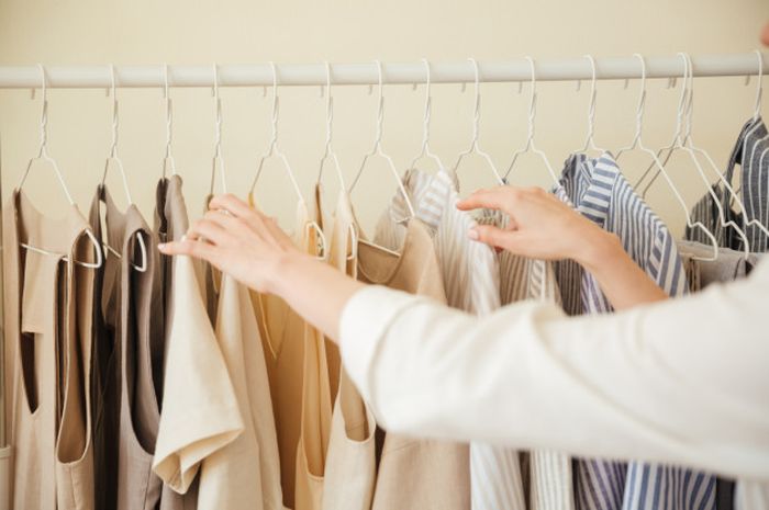 3 Tips Hilangkan Bau Asap pada Pakaian