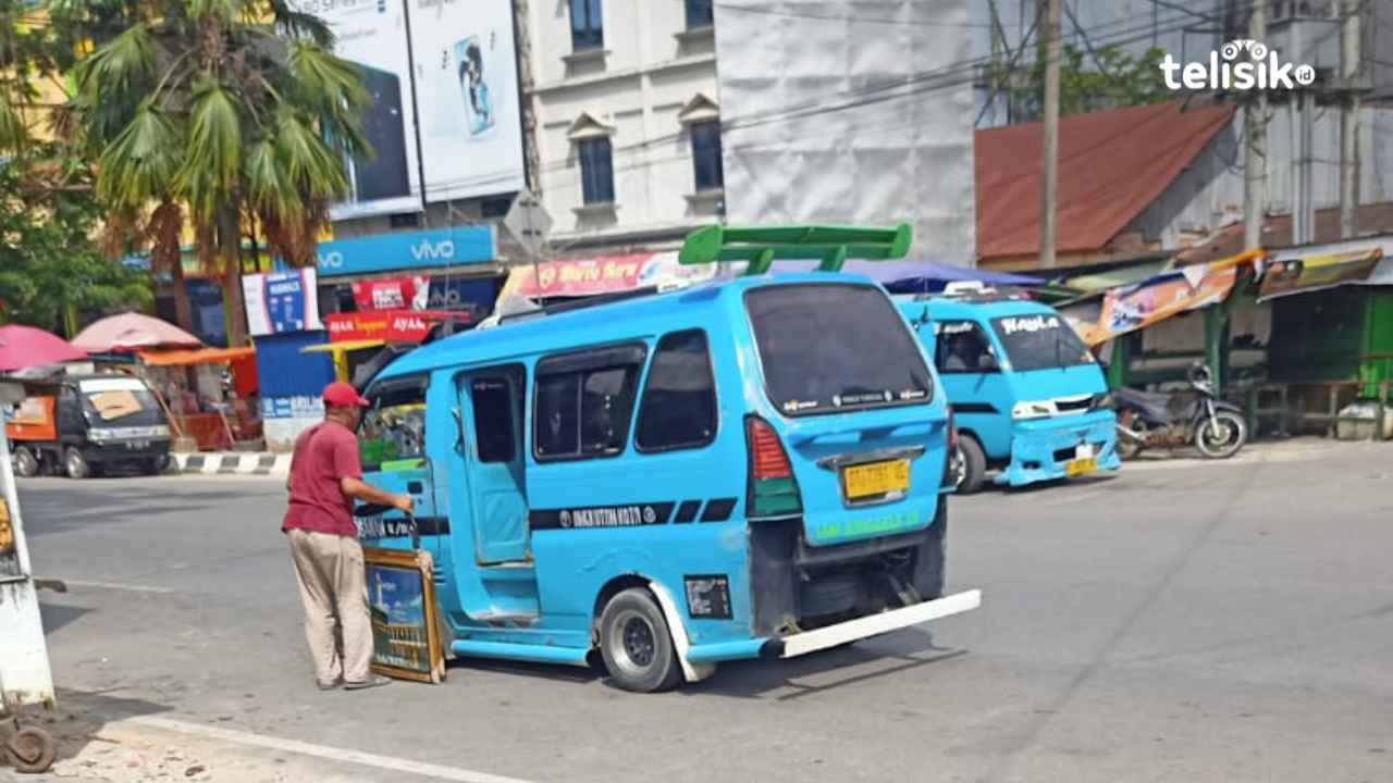 Berhenti Mendadak Sopir Angkot Resahkan Pengguna Jalan