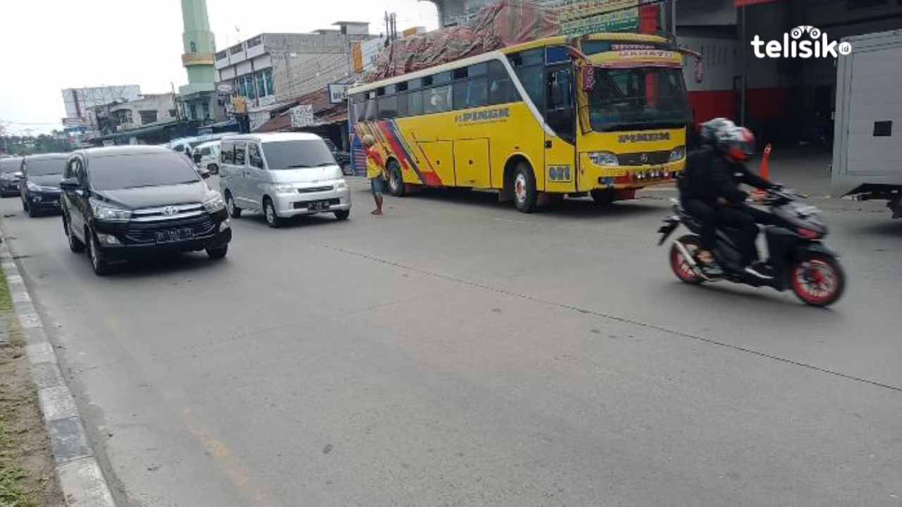 Bus Berhenti di Pinggir Jalan Diduga Sebabkan Kemacetan