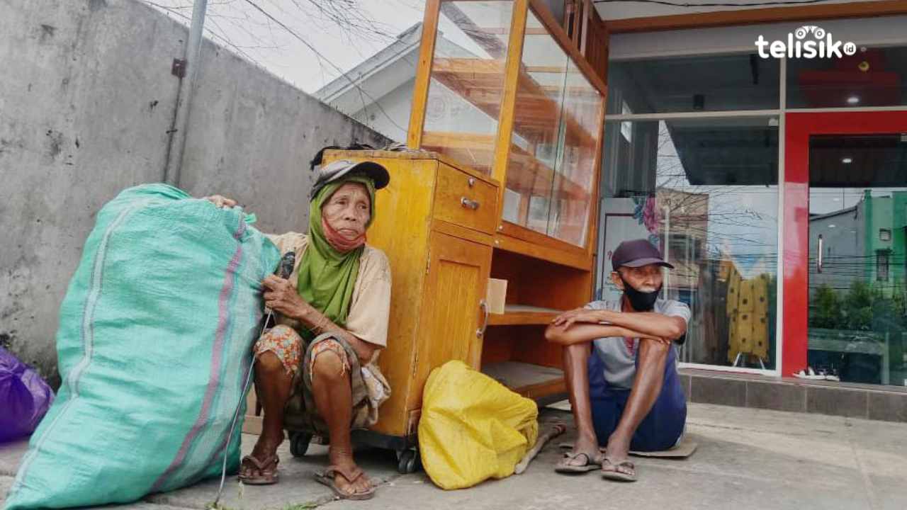 Di Usia Senja Pemulung Ini Tetap Banting Tulang Demi Sekolahkan Anak