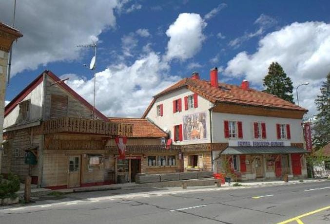 Hotel Unik Ini Sajikan Nginap di Dua Negara Sekaligus