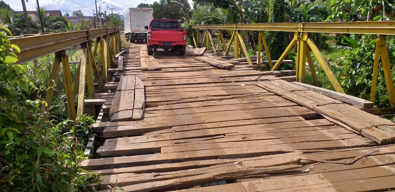 Jelang HUT Kolaka Timur, Warga Keluhkan Jembatan Penghubung Rusak  