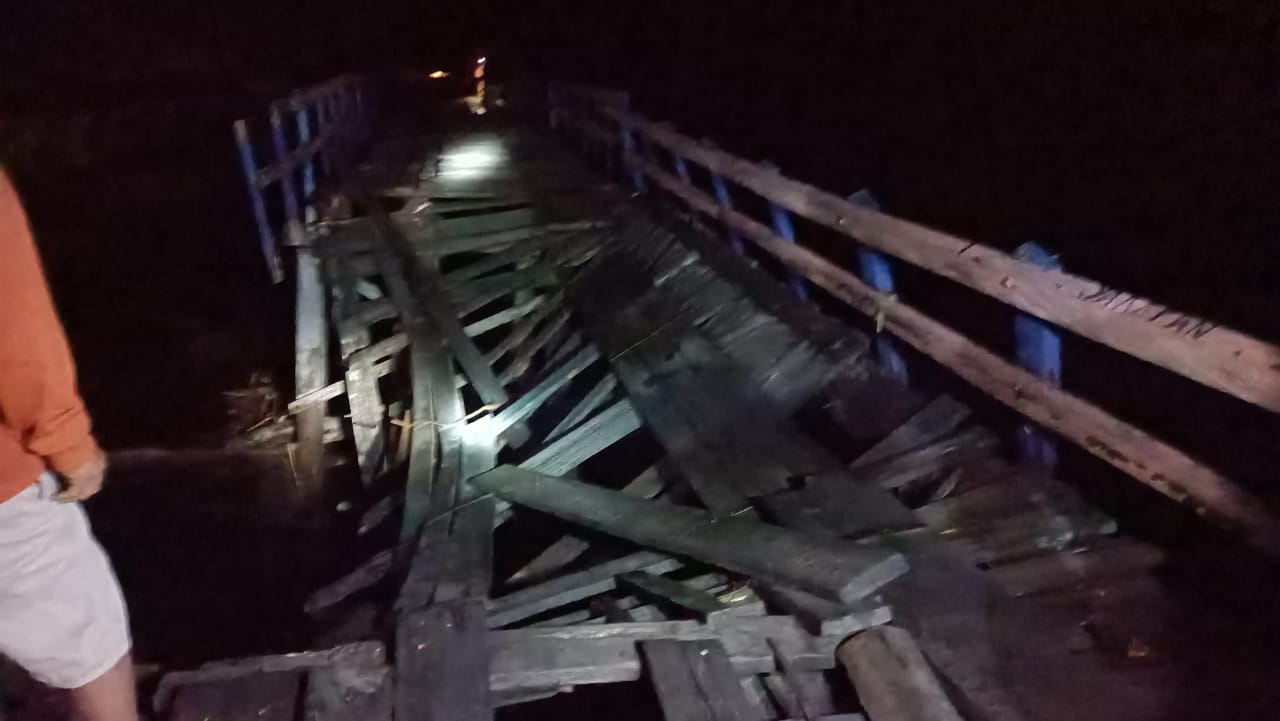 Jembatan Penghubung 3 Desa di Ueesi Kolaka Timur Ambruk