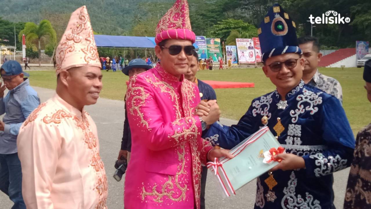 Kakanwil ATR BPN Sulawesi Tenggara Serahkan 16 Sertifikat Aset Kolaka Utara