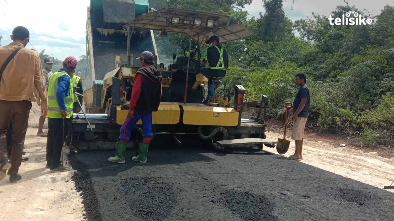 Kontraktor Proyek Pengaspalan Jalan di Muna Didenda Gegara Menyeberang Tahun