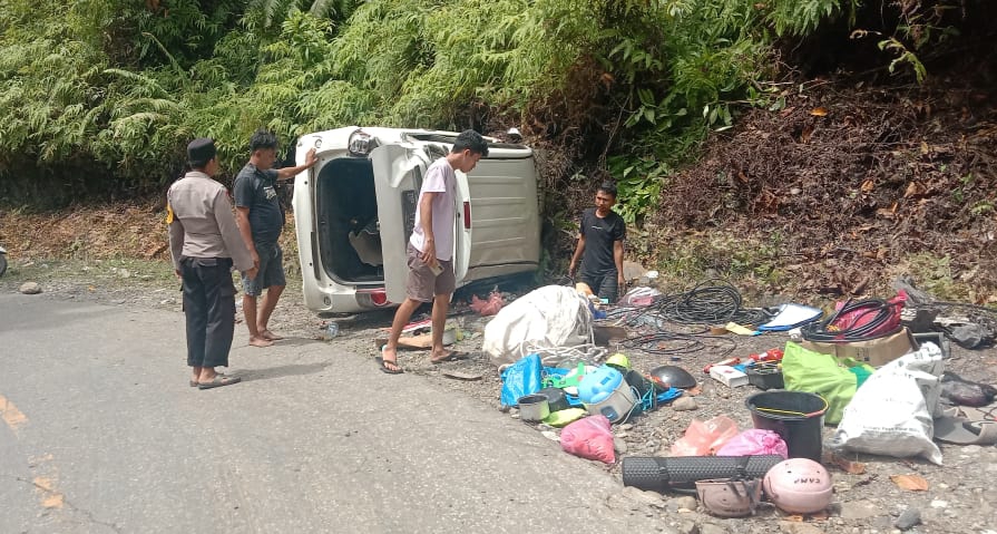 Mobil Bermuatan Pekerja Jaringan Indosat Asal Sulawesi Selatan Terguling di Kolaka Utara