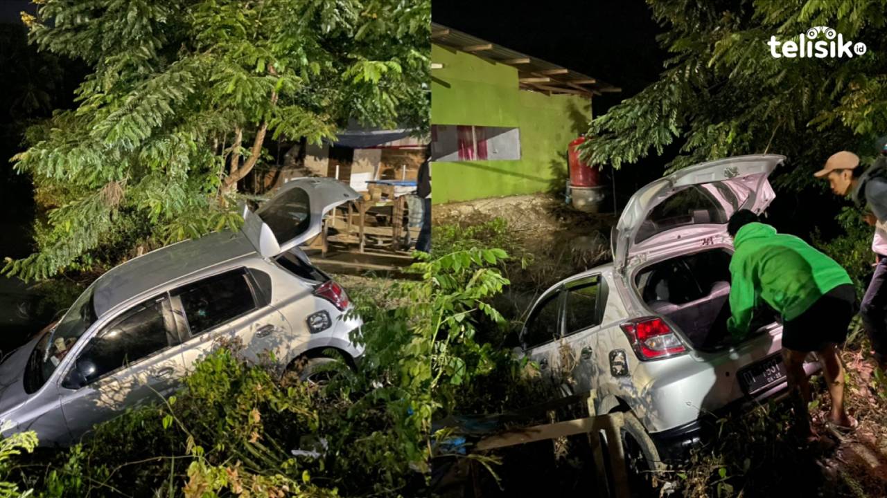 Mobil Datsun Silver Terjun ke Empang Depan RSUD Kota Kendari