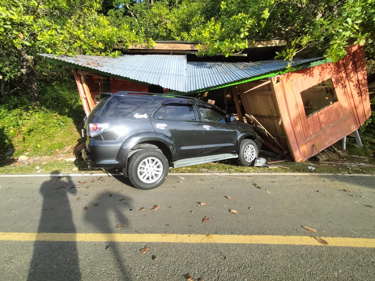 Mobil Dinas Kapolres Baubau Tabrak Kios 