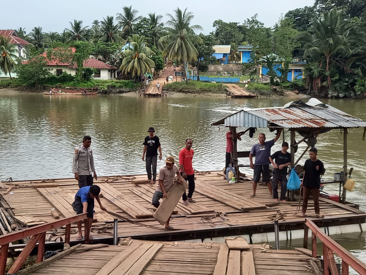 Mobil Pick Up Muat Besi Tua Jatuh dari Pincara dan Tenggalam di Sungai