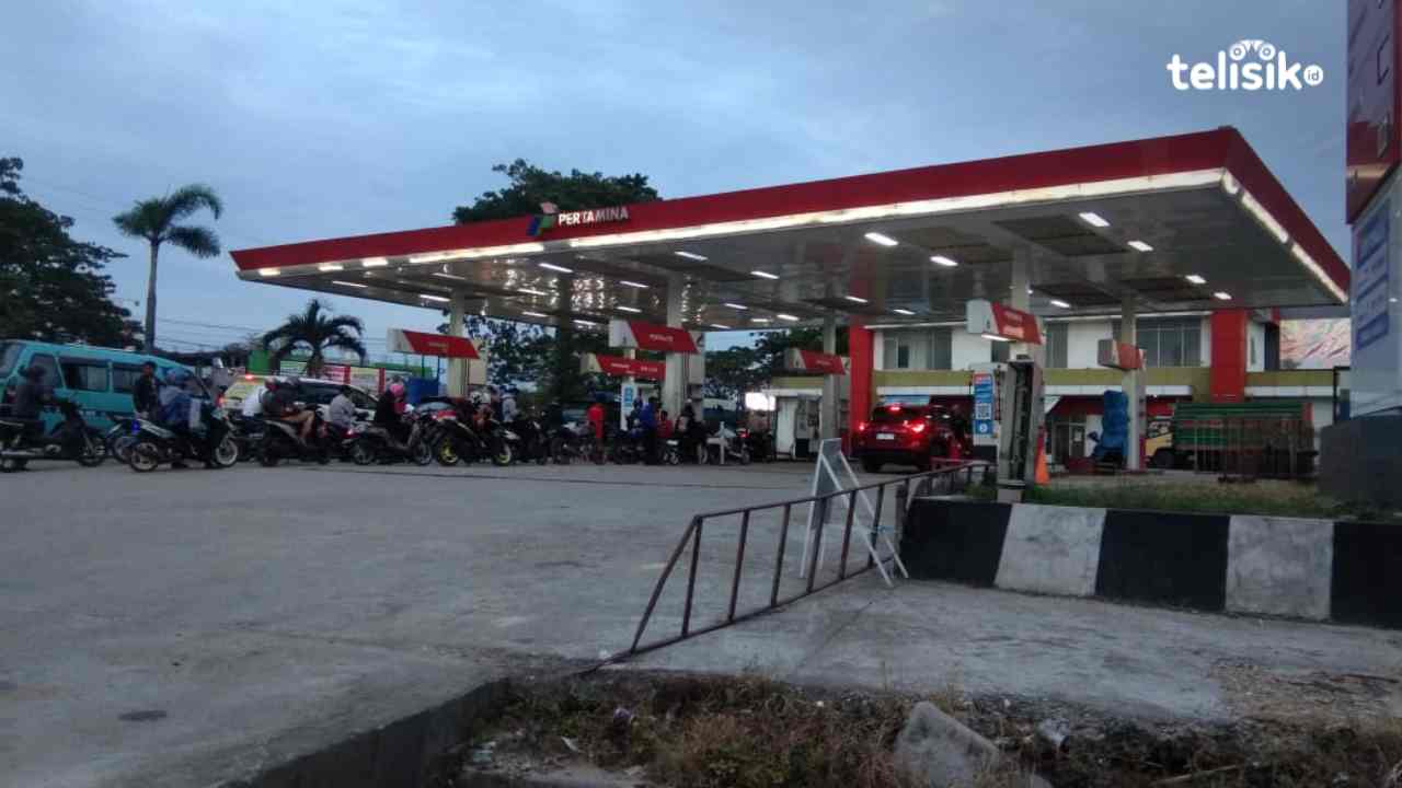 Padatnya Antrean di SPBU Kendari Gegara Migrasi Pemakaian Kendaraan Non Subsidi
