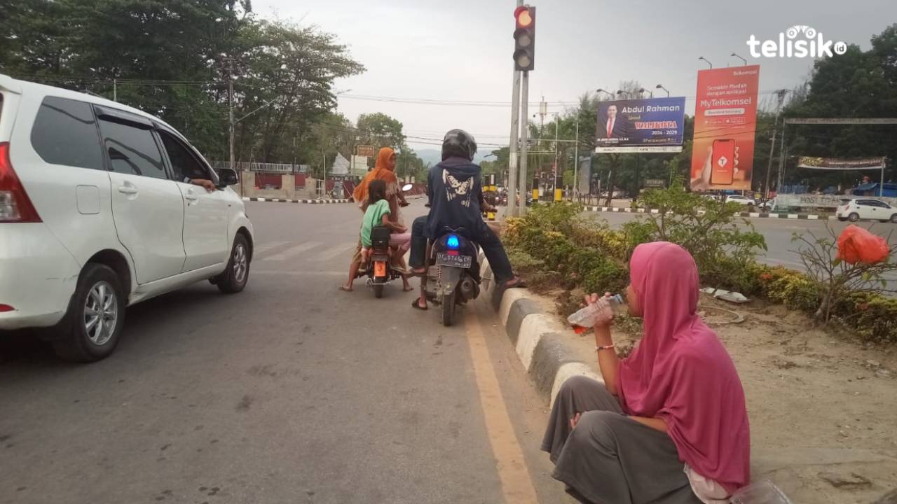 Pemulung Kecil Ini Pilih Bekerja Ketimbang Bermain