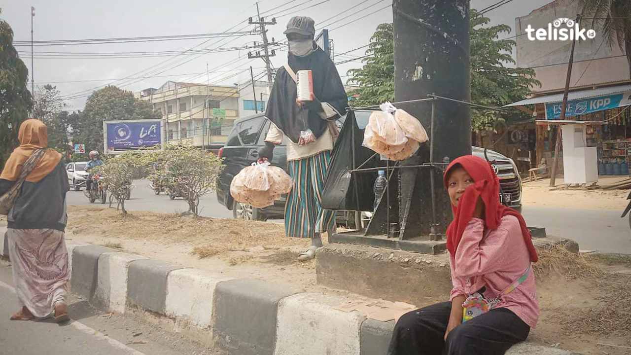 Perjuangan Nenek dan Cucu di Jalanan Demi Uang Sekolah dan Kebutuhan Ekonomi
