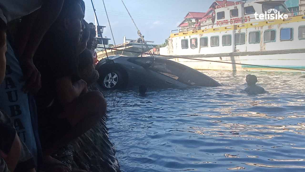 Sebuah Mobil di Baubau Terjun Bebas di Muara Sungai