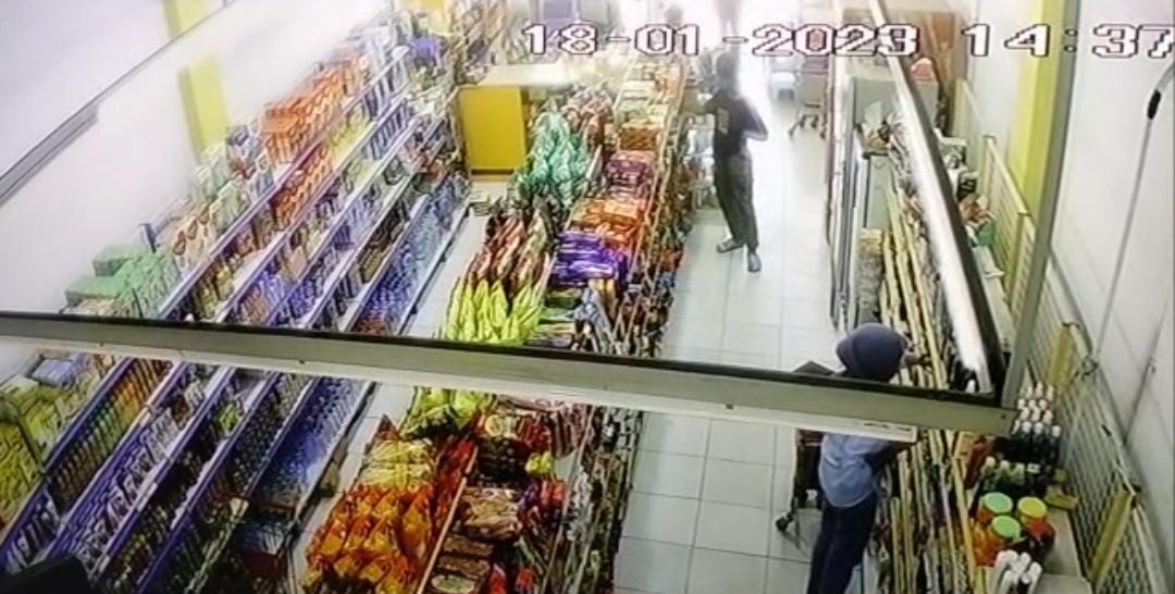 Seorang Pria Terekam CCTV Mencuri di Mini Market Kota Kendari
